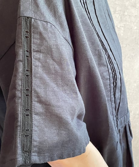 made in Japan   FABRIQUE en planète terre  261-084 フロントタック　5分袖ブラウス　BLACK