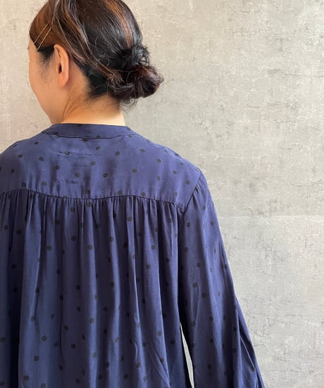 ROBE de PEAU  R247　ドットラッフルブラウス　ネイビー