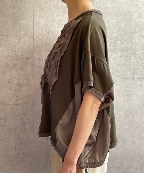 In trace(イントレース）8T010kh　クラッシュキルトTEE　カーキ×ブラウン