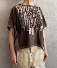 In trace(イントレース）8T010kh　クラッシュキルトTEE　カーキ×ブラウン