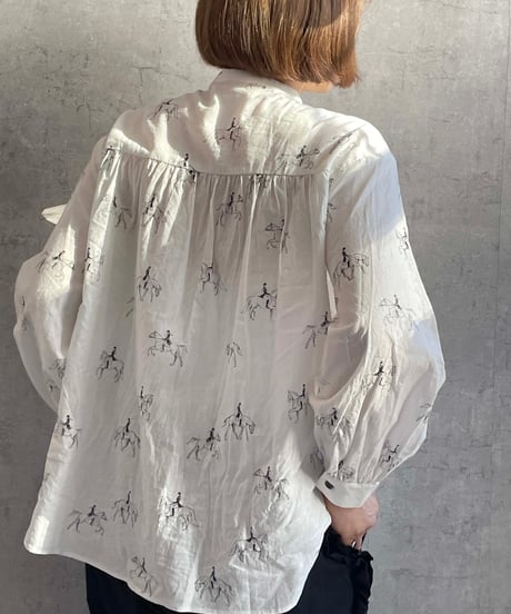 ROBE de PEAU　R274　Wind in her hairフリルシャツ
