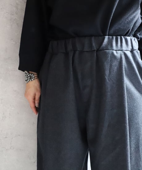 FABRIQUÉ n planète terre  222-108　tuck wide  pants・ブラックとチャコールグレー
