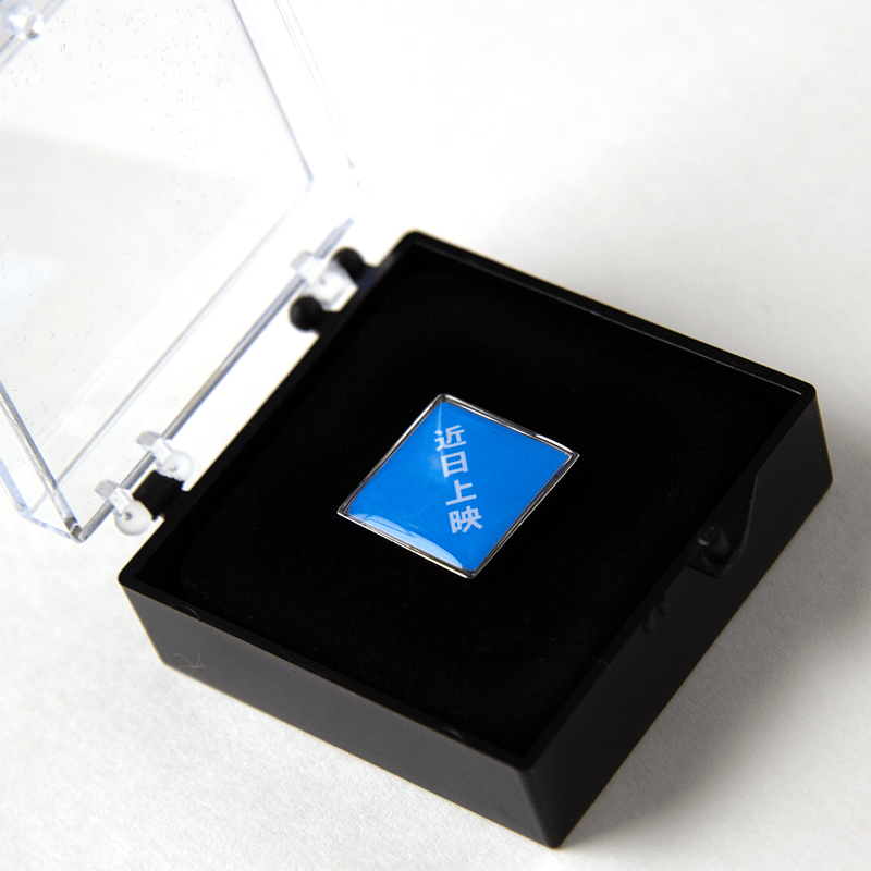 近日上映」ピンバッチ（ケース入り） | 出町座 売店