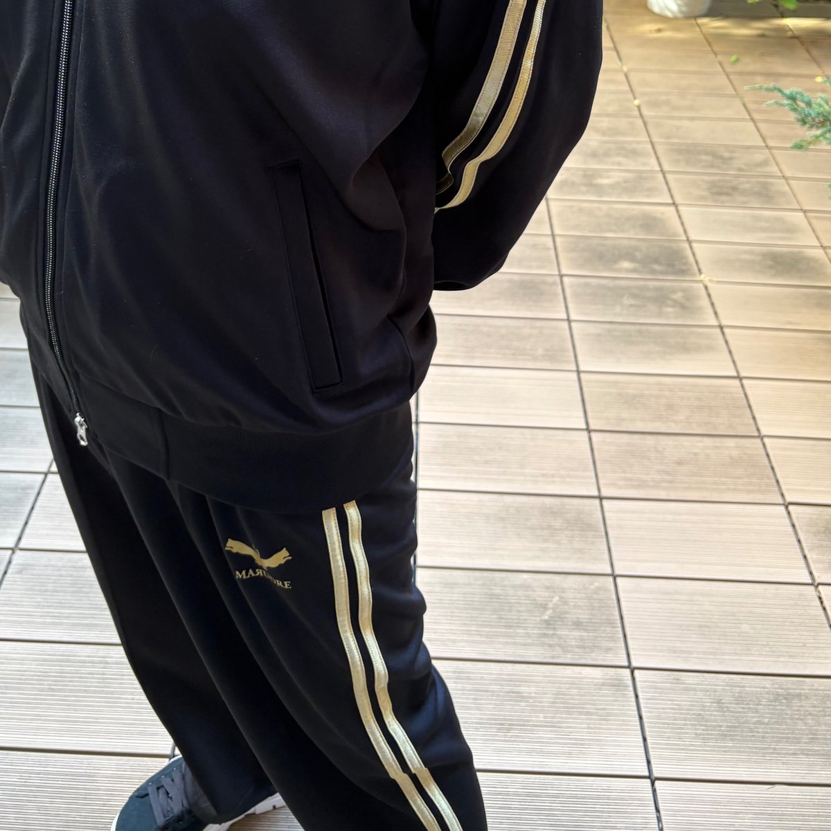 フュージョンロゴトラックパンツ(ブラック×ゴールド) | maruore-store