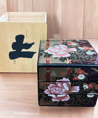 三段重 黒漆塗 色絵 金彩牡丹紋 重箱 菓子入 共箱 時代物 古美術 和食器 骨董品 アンティーク