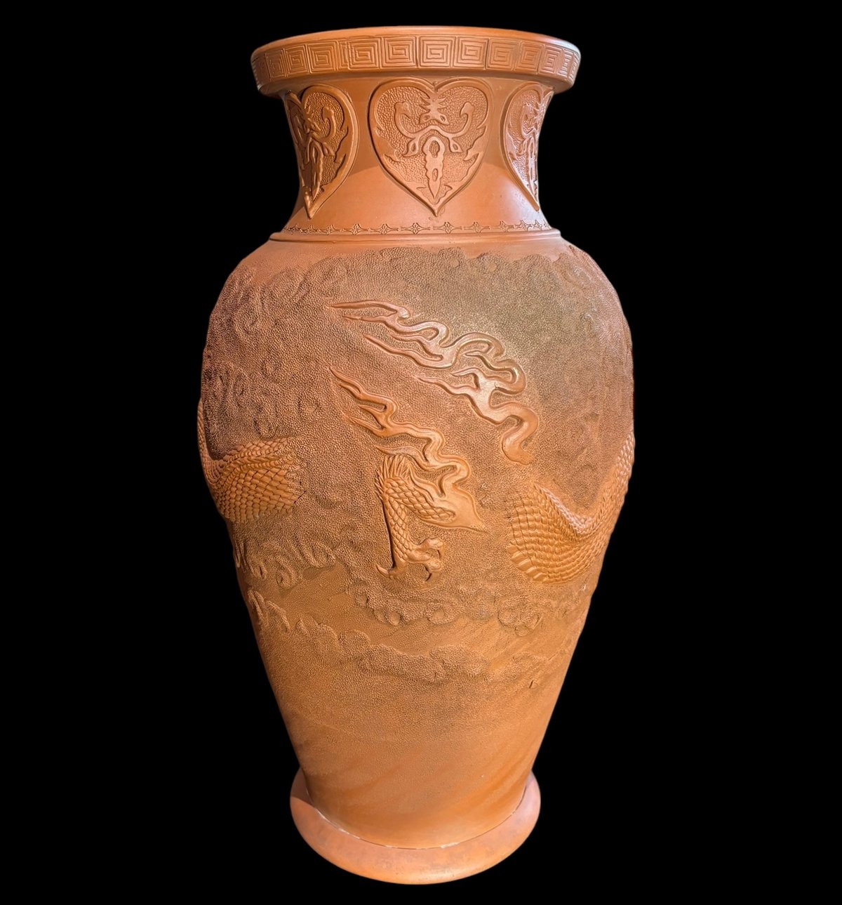 送料無料　時代物　雲龍紋彫刻朱泥花瓶　高さ31ｃｍ 常滑焼 朱泥 陶磁器 華山窯作 花瓶 花器 丸壺 木箱入り｜Yahoo