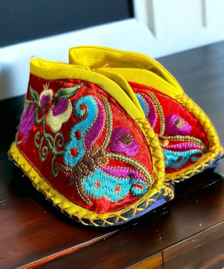 纏足の靴 [レッド] 中国雑貨 布靴 子供靴 刺繍靴 靴 中国 布 刺繡 手作り キッズ インテリア アンティーク