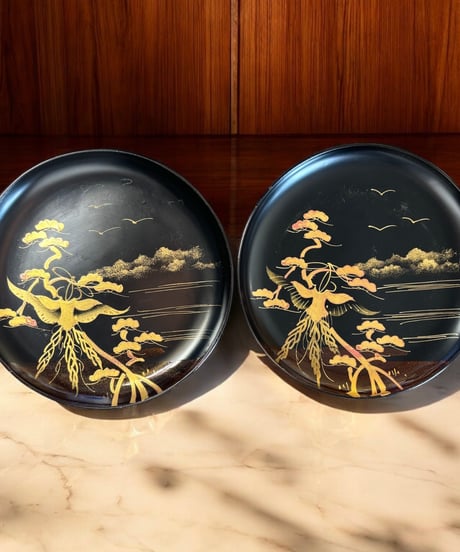 【2客セット】時代蒔絵 [鳥松風景絵] 黒漆 金蒔絵 漆芸 漆 丸皿 平皿 取り皿 盛り皿 飾り皿 和食器 昭和 骨董品 アンティーク