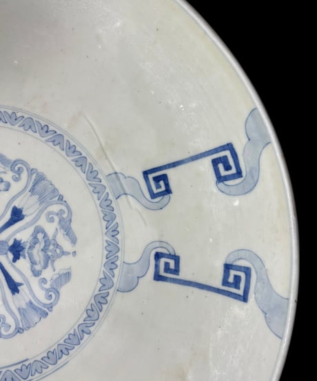 染付 大皿 湾曲 草花文図 丸皿 取り皿 飾り皿 和食器 時代物 伊万里 陶器 骨董品 アンティーク