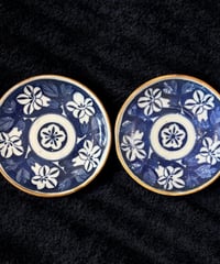 【2客セット】印判皿 [桜草花図] 染付 丸皿 小皿 盛り皿 飾り皿 古伊万里 古美術 レトロ 和食器 骨董品 アンティーク