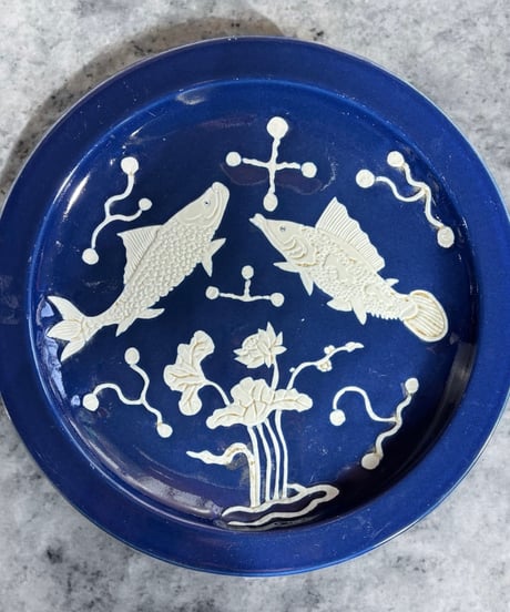 時代物 瑠璃釉 中国陶磁器 大皿 [魚 草花] 丸皿 縁起物 中国美術 盛り皿 飾り皿 古美術 骨董品 アンティーク