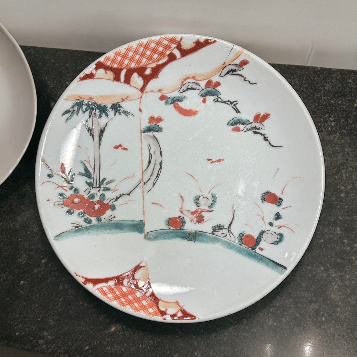 色絵付　皿　鳳凰　ねじり花弁縁　古伊万里　花文　唐草　銘　窯傷　ハ号 色絵付 皿 鳳凰 ねじり花弁縁 古伊万里 花文 唐草 銘 窯傷 ハ号
