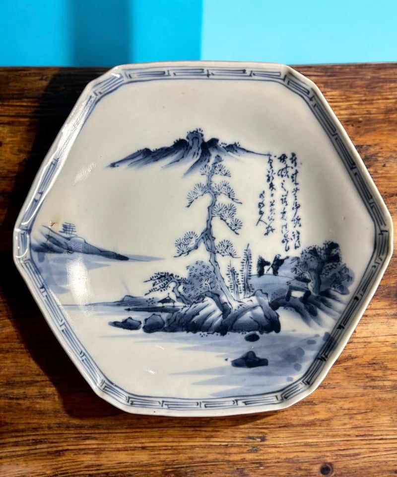 伊万里 染付 山水 舟 取皿 楼閣 盛皿 平皿 和食器 骨董 陶磁 日本の骨董 暮らしの骨董 生活骨董 用の美 古伊万里 パン皿 ケーキ皿にも  アンティーク【BE257】 | 3hige antique store | 京都・古門前の古美術店 | 三髭堂 染付山水六角皿？
