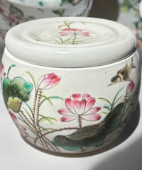壺 蓋付き [草花蓮鳥絵] 同治年製 中国雑貨 染付 フラワーベース 花瓶 花入れ 丸壺 花器 陶器 中国 シノワズリ 古美術 骨董品 アンティーク