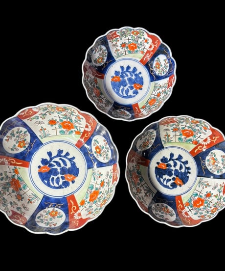 【現品限り!!】3組鉢 伊万里 花形皿 [窓絵草花文] 金彩 赤絵 色絵 鉢 丸皿 盛り皿 飾り皿 古伊万里 古美術 和食器 骨董品 アンティーク