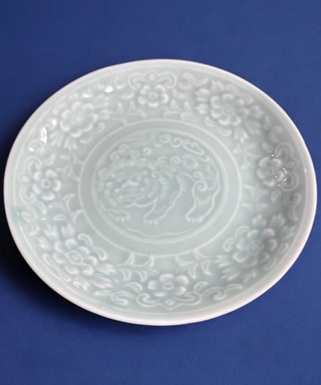 青磁 牡丹紋獅子陽刻皿 青白磁 平皿 丸皿 小皿 獅子 取り皿 盛り皿 飾り皿 和食器 骨董品 アンティーク
