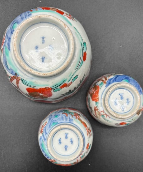 一式揃 江戸期 古伊万里 金彩 赤絵 鶴草花人物図 小皿 大皿 なます皿 茶椀 湯呑み お猪口 冨貴長春 取り皿 飾り皿 和食器 陶器 骨董品 アンティーク