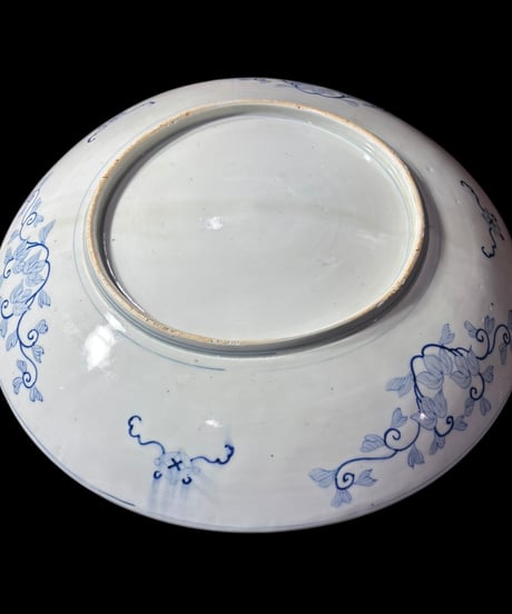 染付 大皿 湾曲 草花文図 丸皿 取り皿 飾り皿 和食器 時代物 伊万里 陶器 骨董品 アンティーク