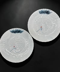 【2枚セット】 古伊万里 陽刻 鶴皿 絵皿 日本鶴 丸皿 平皿 取り皿 盛り皿 飾り皿 和食器 時代物 骨董品 アンティーク