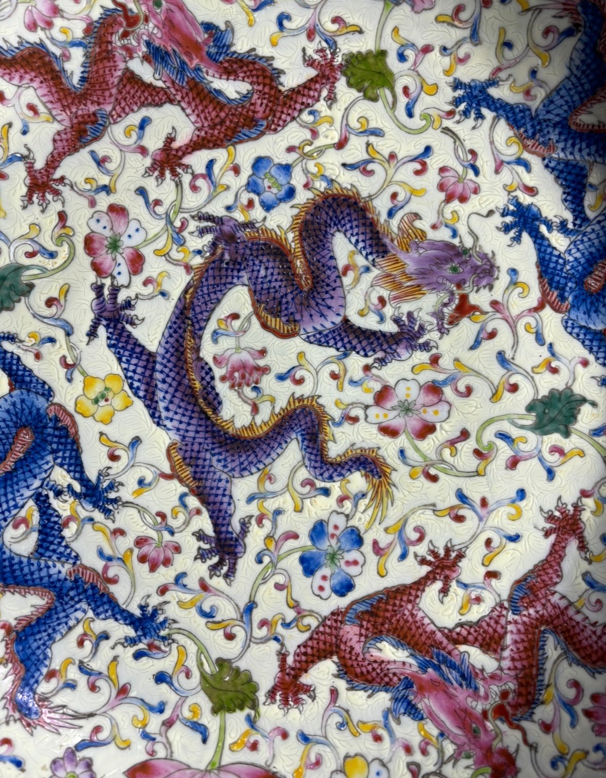 中国美術 大清乾隆年製 蝙蝠 魚 草花紋 飾り皿 皿立て双龍唐台付き 共箱