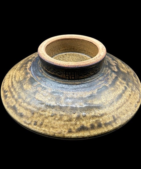 飛鉋 魚文 高足皿 沖縄 やちむん 石釉 丸皿 裏印 作家物 飾皿 時代物 陶器 和食器 蔵出し 骨董品 アンティーク