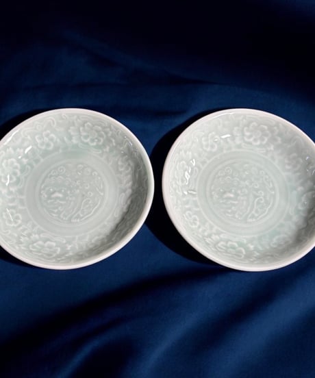 【2客セット】青磁 牡丹紋獅子陽刻皿 青白磁 平皿 丸皿 小皿 獅子 取り皿 盛り皿 飾り皿 和食器 骨董品 アンティーク
