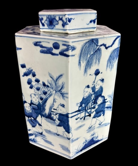 大清康熙年製 蓋付き 六角壺 [草花文風景人物絵] 中国雑貨 壺 フラワーベース 花瓶 花入れ 花器 陶器 中国 古美術 骨董品 アンティーク