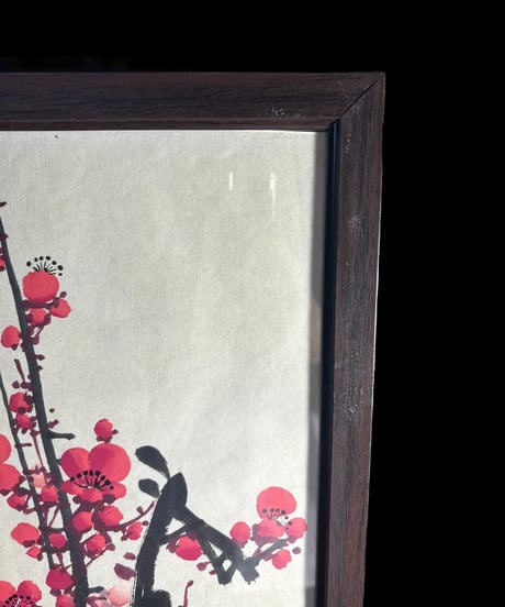 中国美術 水墨画【紅梅】額装 壁掛 額 絵画 梅 色絵 民国 古美術 装飾品 アンティーク コレクション