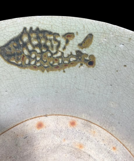 中国 徳化 印判 魚文 丸皿 飾皿 継ぎ目有 焼物 陶器 時代物 和食器 骨董品 アンティーク