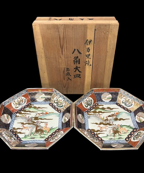 伊万里焼 八角大皿 二枚入 馬鶴風景文図 金彩 赤絵 八角皿 色絵 盛り皿 飾り皿 伊万里 古美術 骨董品 アンティーク
