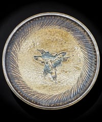 飛鉋 魚文 高足皿 沖縄 やちむん 石釉 丸皿 裏印 作家物 飾皿 時代物 陶器 和食器 蔵出し 骨董品 アンティーク