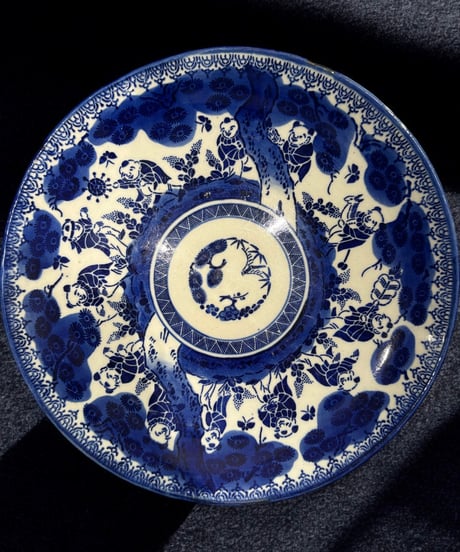 染付 平皿 [梅草花文蝶人物絵] 丸皿 印判 大皿 取り皿 盛り皿 飾り皿 和食器 骨董品 アンティーク