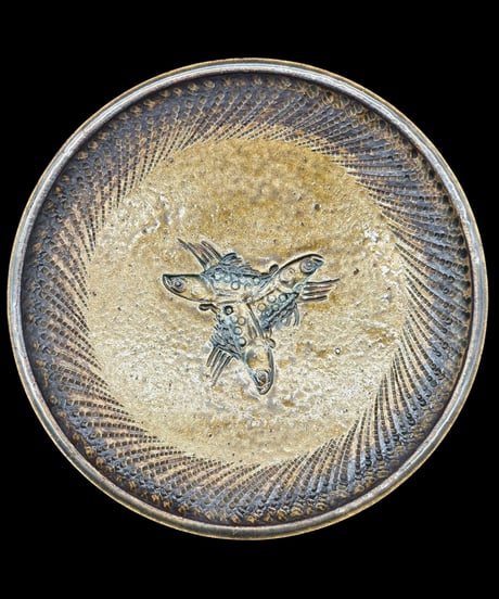 飛鉋 魚文 高足皿 沖縄 やちむん 石釉 丸皿 裏印 作家物 飾皿 時代物 陶器 和食器 蔵出し 骨董品 アンティーク