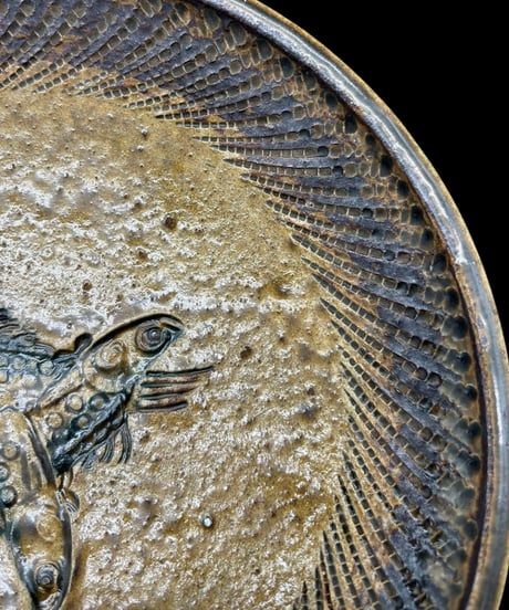 飛鉋 魚文 高足皿 沖縄 やちむん 石釉 丸皿 裏印 作家物 飾皿 時代物 陶器 和食器 蔵出し 骨董品 アンティーク