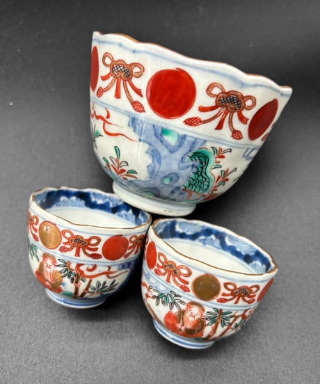 一式揃 江戸期 古伊万里 金彩 赤絵 鶴草花人物図 小皿 大皿 なます皿 茶椀 湯呑み お猪口 冨貴長春 取り皿 飾り皿 和食器 陶器 骨董品 アンティーク