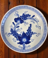 古染付大皿。蕉葉花鳥文。天保染付。江戸時代。美品。古美術。骨董品。舊家藏出。 69dc46cf2829c7076e106cd988ff91