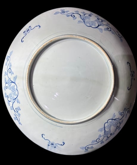 染付 大皿 湾曲 草花文図 丸皿 取り皿 飾り皿 和食器 時代物 伊万里 陶器 骨董品 アンティーク