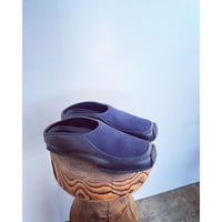 【MIDORIKAWARYO】lupus別注"carbon leather mule"  / col. BLACK×NAVY