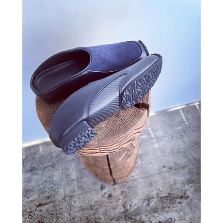 【MIDORIKAWARYO】lupus別注"carbon leather mule"  / col. BLACK×NAVY