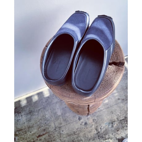 【MIDORIKAWARYO】lupus別注"carbon leather mule"  / col. BLACK×NAVY