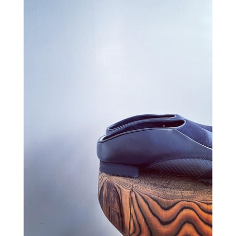 【MIDORIKAWARYO】lupus別注"carbon leather mule"  / col. BLACK×NAVY