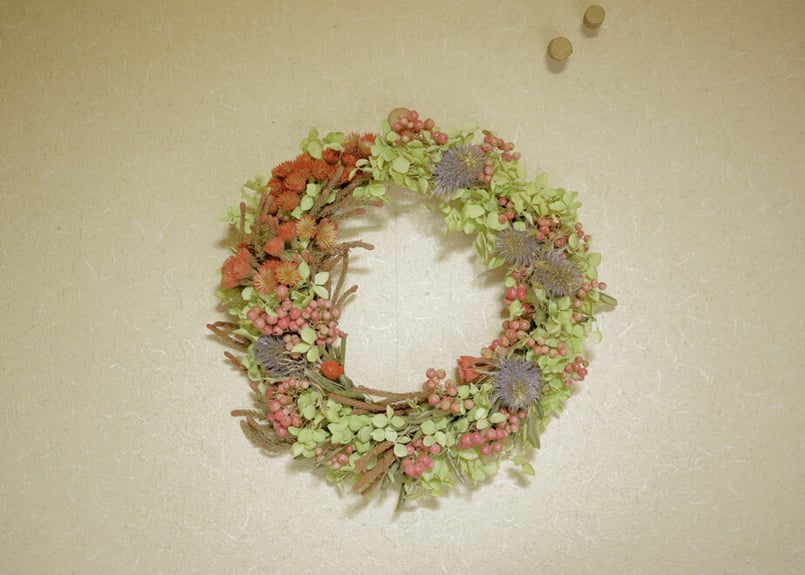 秋色アナベルとレッドブルニアのドライフラワーリース | 月光堂螢工房