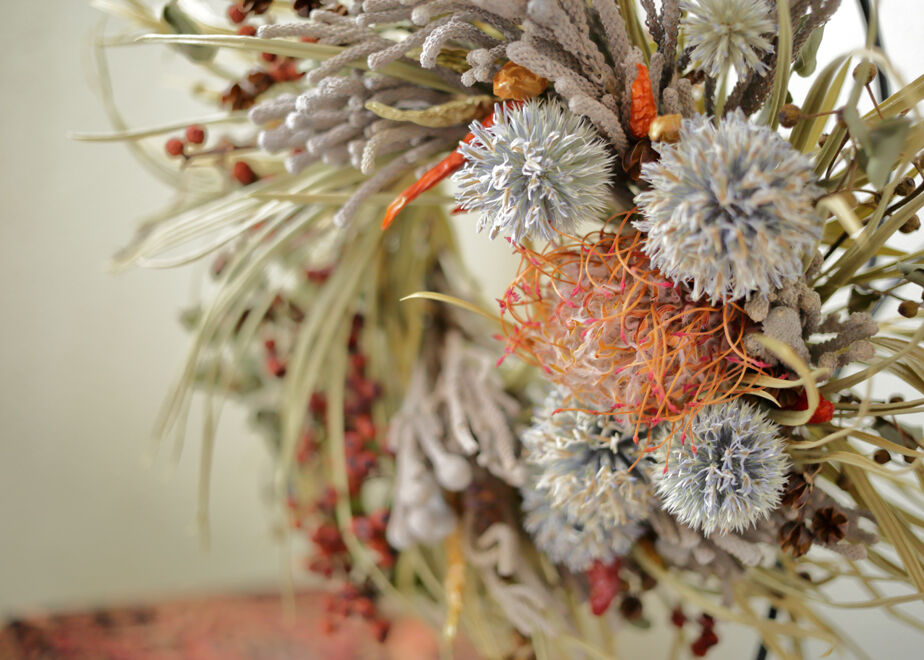 ソテツと瑠璃玉アザミのツンまるドライフラワーリース | 月光堂