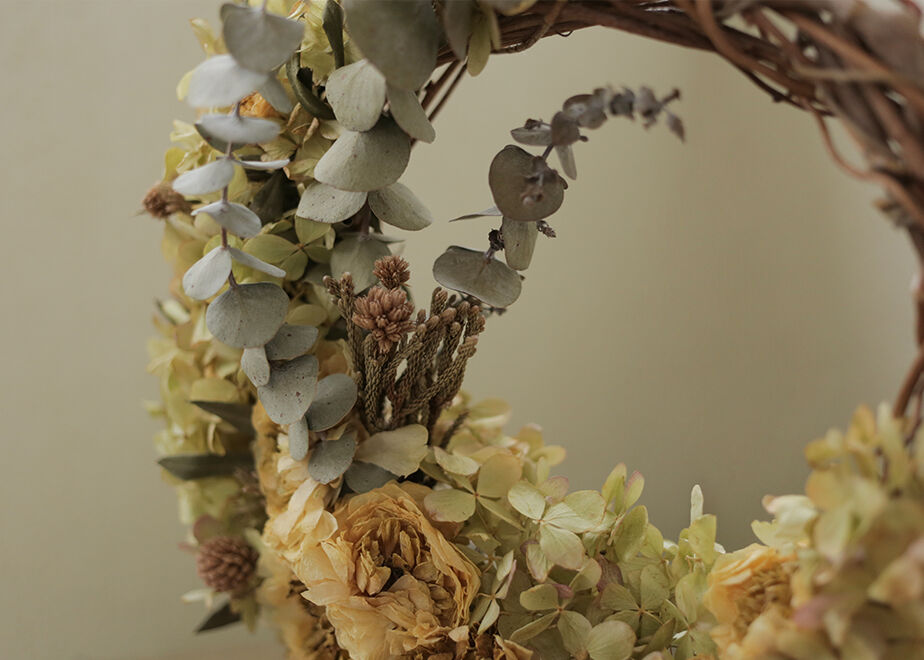 ラナンキュラスと秋色あじさいの三日月ドライフラワーリース