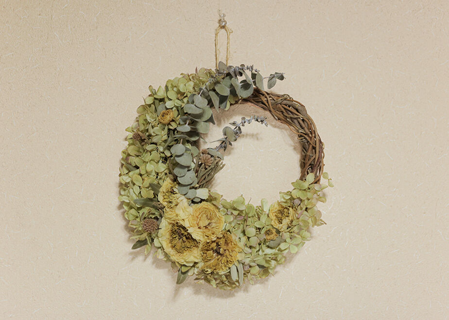 秋色紫陽花と元気なイエローラナンキュラスのハートリース