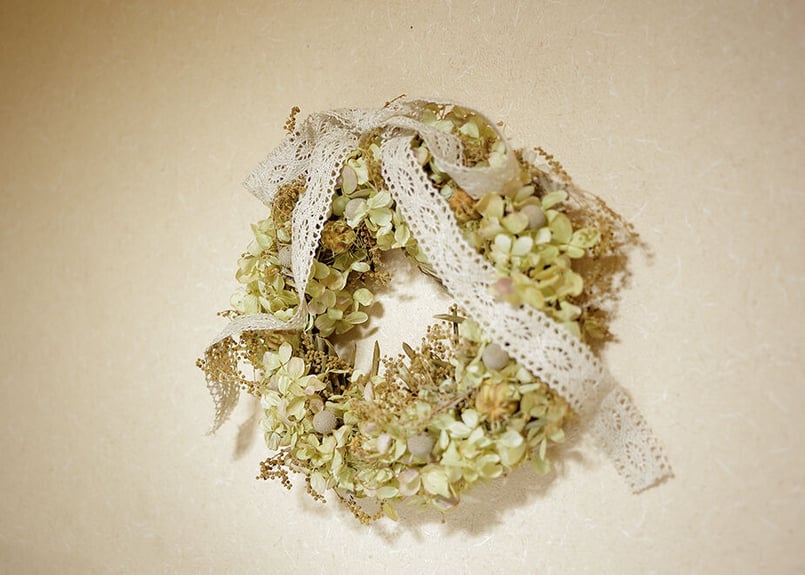 秋色あじさいの大きなレースリボン付きドライフラワーリース