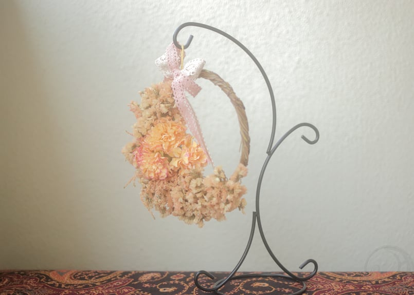 カーネーションとスターチスのふんわり三日月ドライフラワーリース