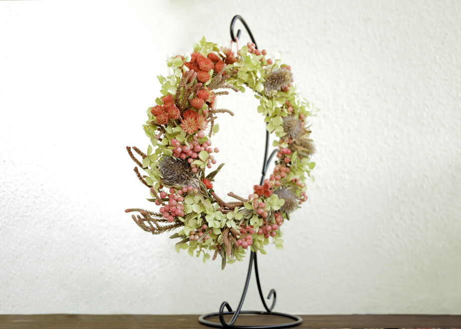 アナベルと秋色紫陽花とノイバラの実を紡いだ　夏に飾る　リース　ドライフラワー アナベルと秋色紫陽花とノイバラの実を紡いだ 夏に飾る リース ドライ