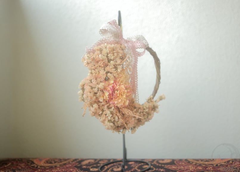 カーネーションとスターチスのふんわり三日月ドライフラワーリース