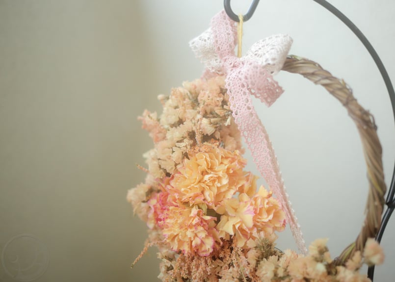 カーネーションとスターチスのふんわり三日月ドライフラワーリース